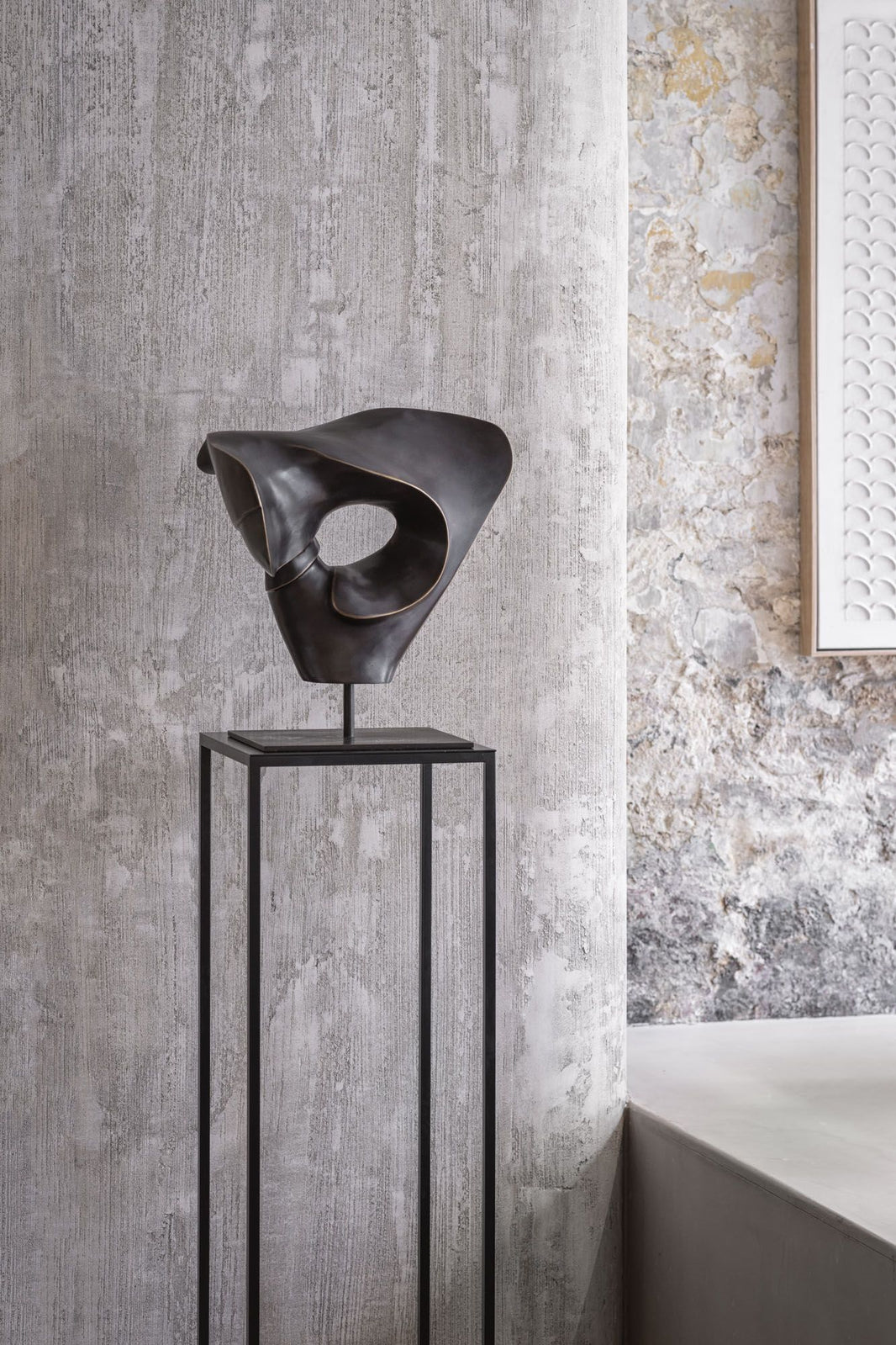 Cambio Direzione bronze sculpture by Armando Di Nunzio